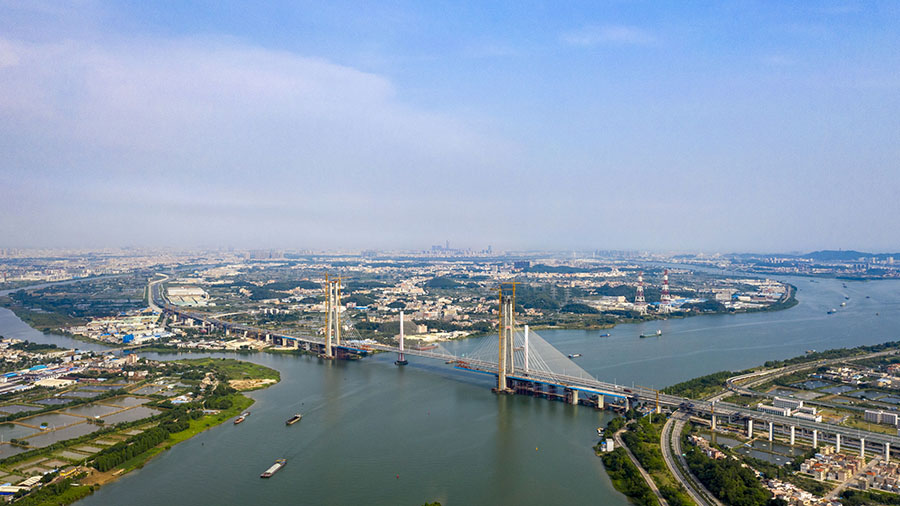 該橋建成后將進一步加強區域內互聯互通，目前已經完該橋80%建設任務。圖為建設中的南沙港鐵路跨西江斜拉橋。（金偉 攝）