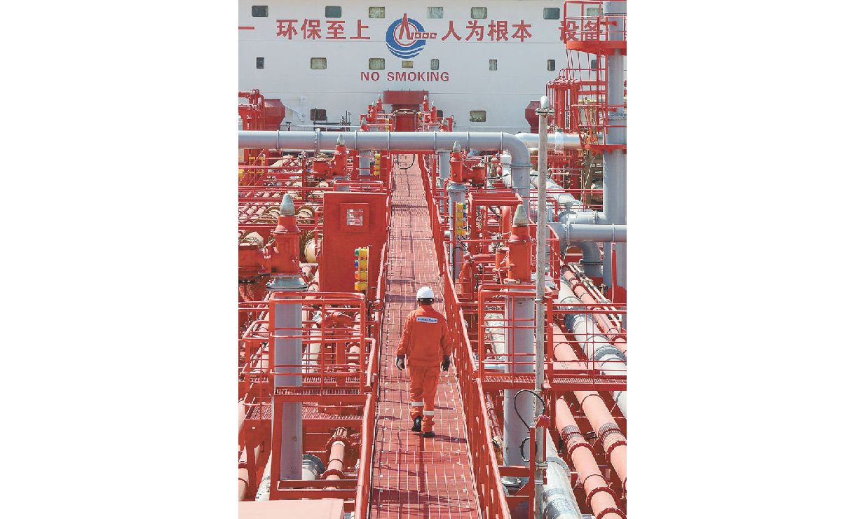 “海洋石油121”的前身是運輸油輪“鳳凰洲”，在服役的12年里，穿梭于大海與碼頭間，將南海各油田的原油運輸至沿海煉廠。2018年12月，“鳳凰洲”進入深圳友聯船廠，斑駁的船體，滿身的藤壺，仿佛訴說著頂風破浪的故事。在這里，她接受大規模“手術”，新增單點、外輸、計量系統，改造船體結構、電儀、消防、救生、通訊等系統，迎來“鳳凰涅槃”后的二次生命。圖為在船廠改造中的“海洋石油121”。