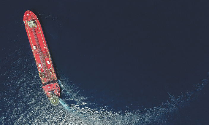 200公里外的珠江口海域，“海洋石油121”巨大的船槳快速旋轉，海面翻起朵朵浪花，橙紅的船體在蔚藍的大海上畫出一個完美的圓形。出海試航后，“海洋石油121”返回船廠，等待原位替代“南海盛開”號的出征命令。圖為“海洋石油121”海試中。