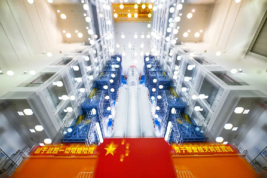 長五B火箭矗立在廠房。（宿東 攝）