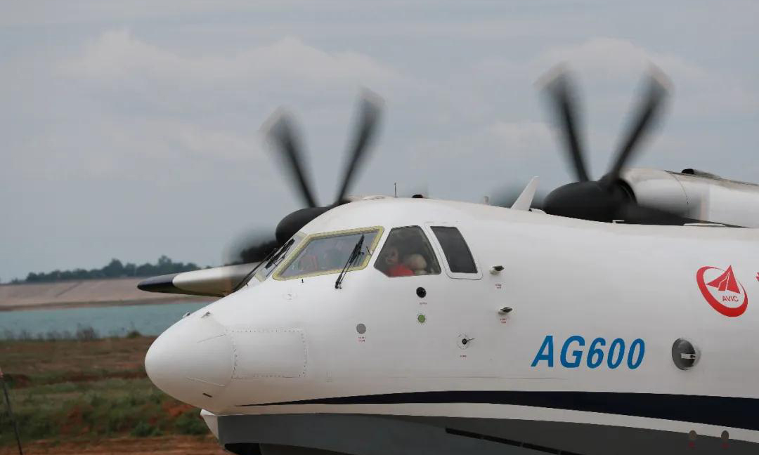 5月8日，隨著試飛指揮員一聲令下，渦槳發動機特有的巨大轟鳴聲再次在荊門漳河機場響起，AG600飛機在試飛機組的嫻熟駕駛下，徐徐滑出停機位，依次完成陸上滑行檢查、入水、水上加減速、回轉、上岸等試驗內容，共計1小時59分。飛機操控穩定，各系統工作正常，標志著AG600飛機今年試飛工作正式拉開序幕，為全力備戰海上首飛打響了第一槍。