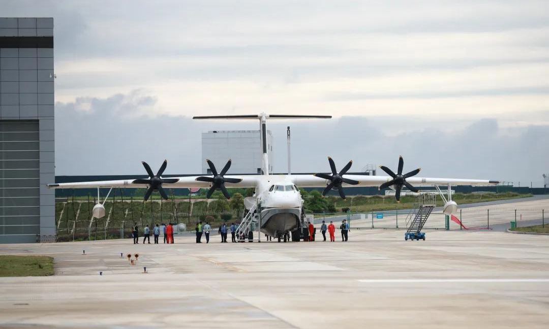 從3月12日第一批突擊隊開赴荊門開展發動機定期維護、3月25日第二批突擊隊開展測試改裝……到5月6日地面試車、全機聯調聯試和綜合應急演練，直至完成技術交底、座艙實習、飛機航前預先準備，全機消毒等工作，試飛團隊經過56個日日夜夜的不懈努力，克服了因疫情影響帶來的缺件、人員調配、交通食宿等諸多困難，終于迎來了2020年試飛工作的開門紅。圖為工作人員為AG600水上滑行做準備工作。