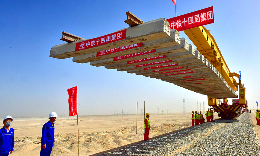 5月10日，在新疆和若鐵路若羌站施工現場，隨著PJ32鋪軌機將全線首組軌排鋪設到位，由中國鐵建所屬中鐵十一、十四局擔負鋪軌任務的和若鐵路正式進入鋪軌階段，南疆環線最后一段鐵路建設取得重大進展。圖為和若鐵路鋪設首組軌排。