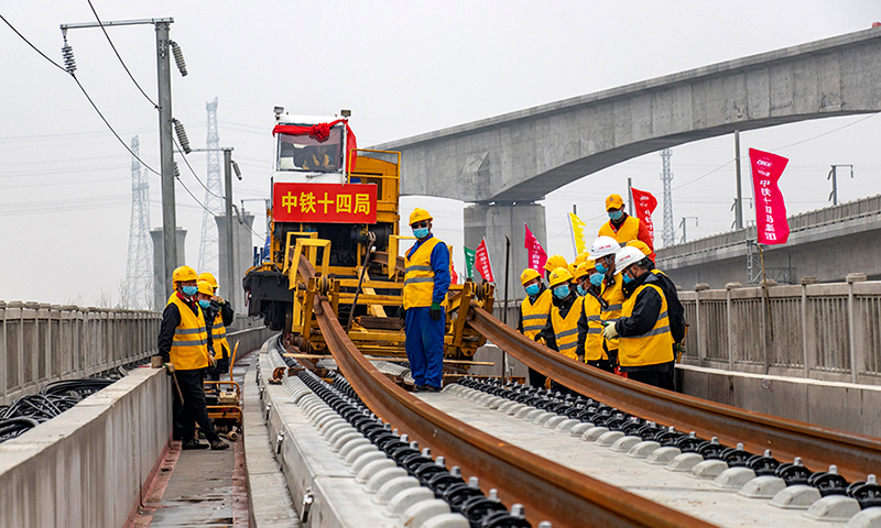 該項目采用兩套WZ500鋪軌機組、一套有砟鋪軌機組、兩套焊軌機組在全線同步作業，同時，焊軌放散、大機養道、線路穩定等10個作業隊密切配合，保障了鋪軌施工的順利進行。攻克了24‰大坡度鋪軌難題，僅用1個月時間完成了第二階段210公里的鋪軌任務。圖為濰萊高鐵正線最后一對鋼軌鋪設。