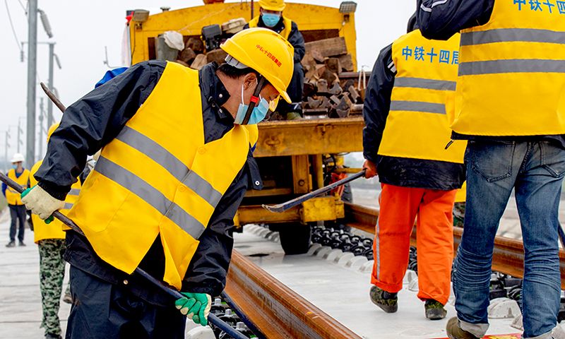 濰萊高鐵是山東省“四橫六縱三環”高速鐵路網布局中濟青高鐵通道的重要組成部分，同時兼顧平度至青島市域（郊）鐵路功能，主要承擔煙臺、威海地區與濰坊及以西地區的旅客交流。項目建成后，將成為膠東半島東部地區至內地的便捷通道，對強化區域聯系，拉動沿線中小城市發展，推動區域城市群形成，完善城市群產業合理分工和結構轉型升級具有重要意義。圖為鋪軌精準就位。