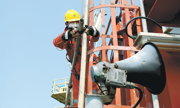 4月29日，錦州20-2氣田開展設備防腐工作。圖為生產人員正在高空搭建腳手架。