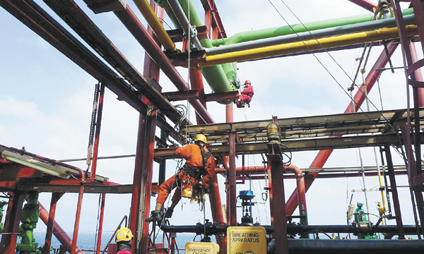 4月29日，流花油田作業區“南海勝利”FPSO（浮式生產儲卸油裝置）開展生產管線高空測厚作業。面對低油價挑戰，“南海勝利”加強設施關鍵設備管理，通過提高預防性維保質量，及時發現并消除隱患。