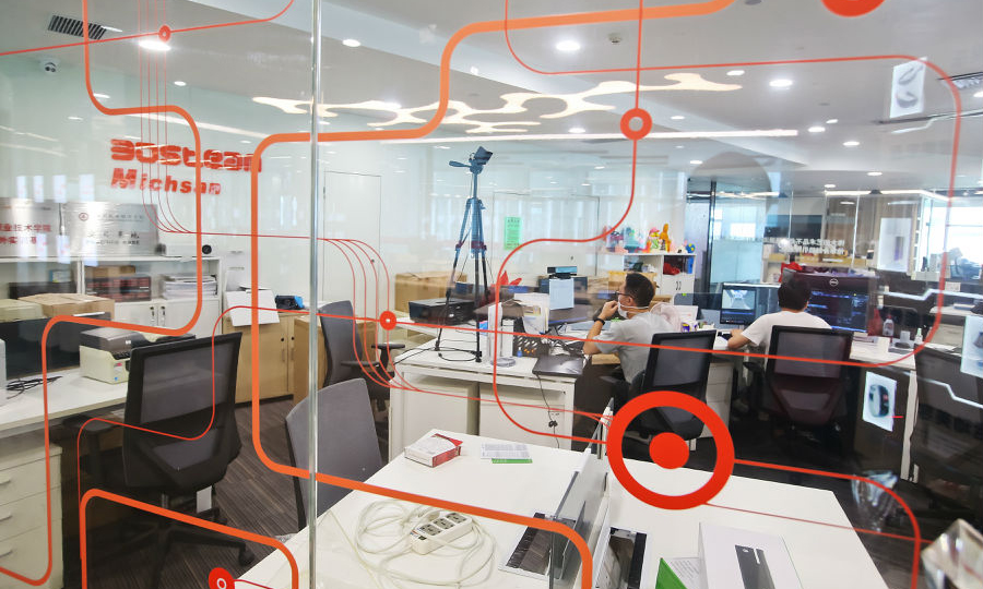 圖為康佳之星入孵企業“博耐飛特”的研發人員在專心攻關。“博耐飛特”是一家提供3D虛擬內容開發及軟硬件銷售和技術服務的國家高新技術企業。（歐陽勇 攝） 