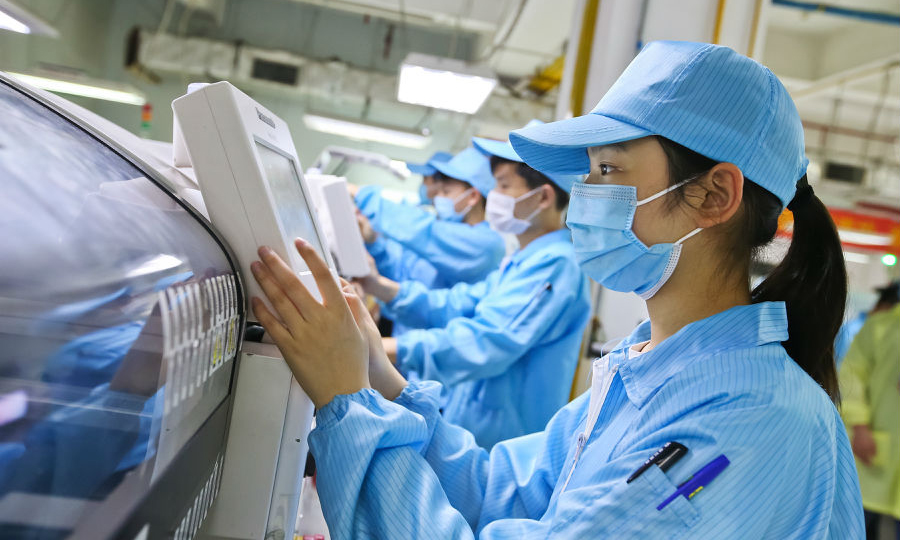 近日，華僑城集團旗下康佳集團在抓好常態化疫情防控的前提下，加快推動復工復產、達產達效。圖為東莞康佳STM生產車間，程序員在優化生產程序。（歐陽勇 攝）
