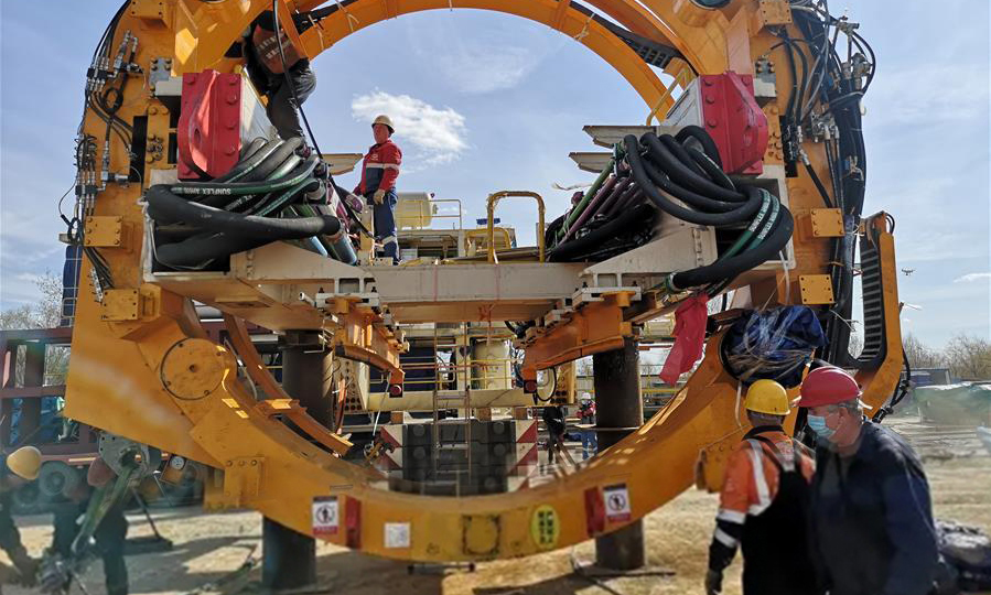 4月9日，在俄羅斯首都莫斯科，工作人員進行盾構機拼裝作業。 新華社發