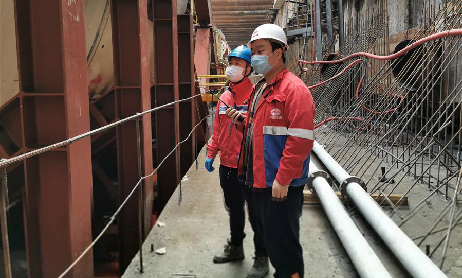 　5月5日，在俄羅斯首都莫斯科，工作人員查看盾構機掘進情況。 新華社發