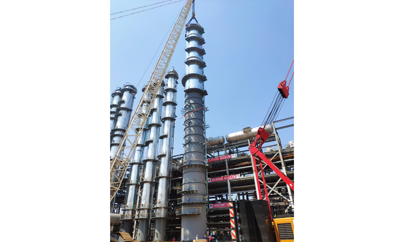 5月2日，中國化學工程湖北三寧乙二醇項目大型脫醇塔順利吊裝就位。該項目位于湖北省枝江市姚家港化工園區內，是湖北省重點建設項目，是積極響應長江大保護戰略、推動綠色發展的搬遷轉型項目，將成為支撐宜昌乃至湖北化工產業轉型的支點之一。圖為吊裝現場。