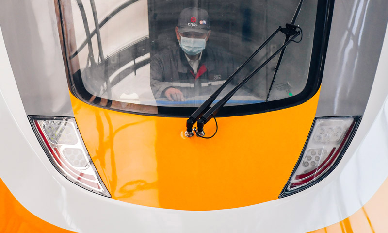 近日，中車長客股份公司研發的新型中低速磁浮列車首列車進入整車動態調試階段，該型列車將用于廣東省首條中低速磁浮線——清遠磁浮旅游專線。列車最高運行速度達每小時120公里。圖為4月29日，中車長客股份公司職工對新型中低速磁浮列車進行調試整備工作。（新華社記者 許暢 攝）