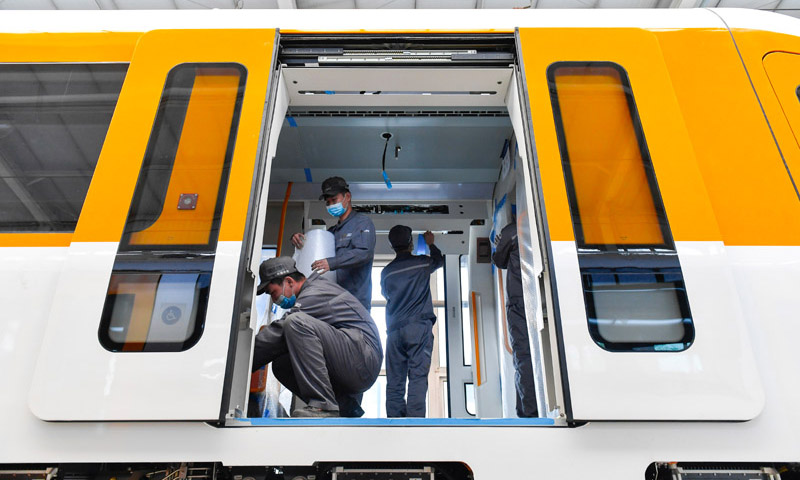 圖為4月29日，中車長客股份公司職工對新型中低速磁浮列車進行調試整備工作。（新華社記者 許暢 攝）