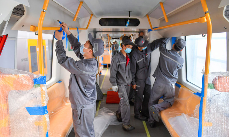 圖為4月29日，中車長客股份公司職工對新型中低速磁浮列車進行調試整備工作。（新華社記者 許暢 攝）