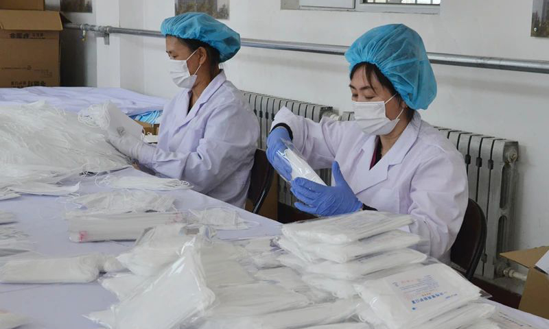 這些價格實惠、安全有保障的“小號口罩”一投入市場就受到了當地市民的青睞。截至目前，已經生產的學生專用一次性防護口罩已投放至內蒙古一機集團所在地包頭市各旗縣區70多家指定藥店，每只口罩的價格為1.5元。圖為內蒙古一機集團星葉輕工制品有限公司工作人員正在包裝口罩。
