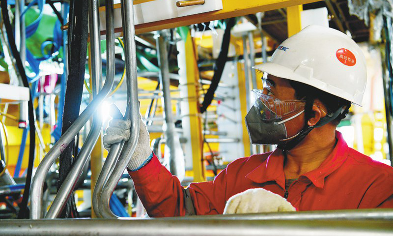 早在大年初三，便有90%的車間人員返回崗位，投身到陵水17-2項目、流花16-2項目等重大工程項目的建設中，卻依然存在巨大的人員缺口。圖為陵水17-2水下中心管匯項目施工現場，一名工人正在進行臍帶纜終端設施管線安裝。