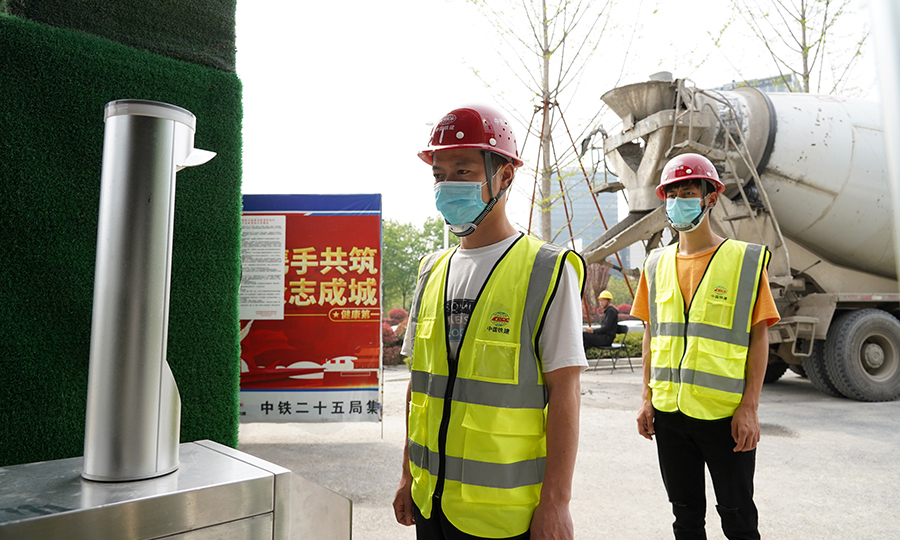 此外，該設備還可用于安防監控。人員進入攝像機布控范圍后，平臺除了會對人員身份進行識別外，還具有事中監督、事后查證、視頻回溯等功能，實現24小時全天候動態監管。圖為作業人員排隊“刷臉”。（王云海 攝）