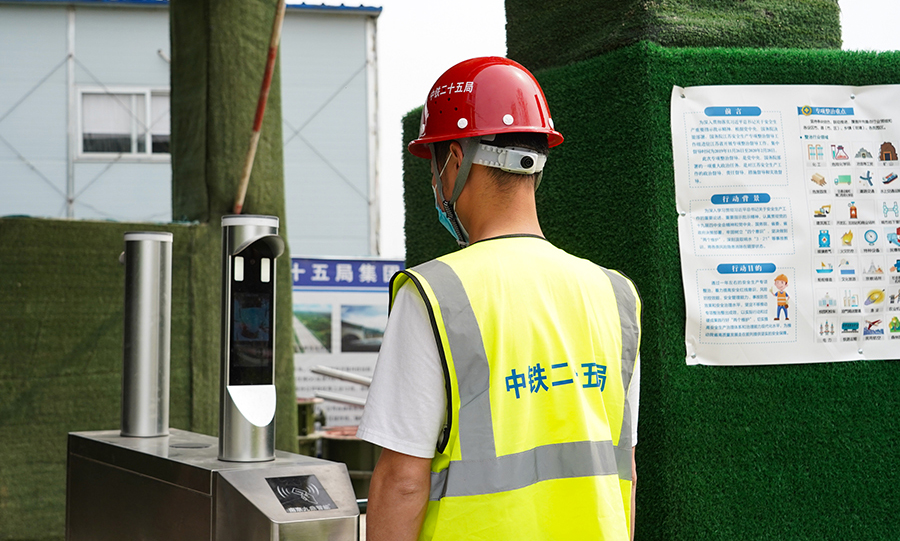 圖為作業人員“刷臉”上下班。（王云海 攝）