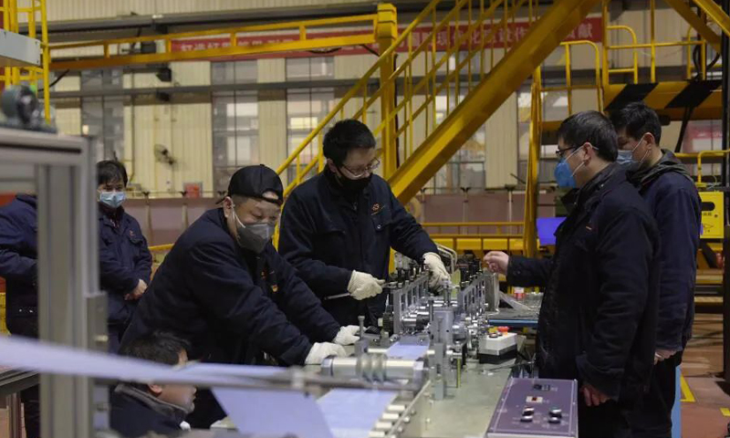 江麓集團直面疫情挑戰，迎難而上，防疫復產兩手抓，奮力投身防疫醫療設備的應急研制生產，完成口罩機、壓條機共計10臺份的研制發貨任務。公司一季度主營業務收入同比增長1.89%，利潤同比增長46.71%，呈現逆勢上揚態勢，全面實現一季度“開門紅”。