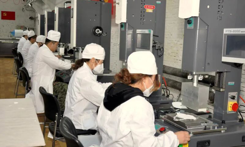 北化研究院集團新華公司全力保障防疫物資生產，有序吹響企業復工復產的“集結號”，一季度累計實現產值同比增長162%，主營業務收入同比增長15.21%，迎來首季“開門紅”。其中，個體防護器材收入同比增長377.01%，人防催化劑收入同比增長53%。