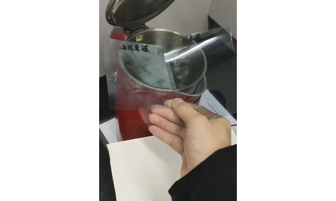 此外，護目鏡起霧的問題也被航天人解決了，航天科技集團四院山由帝杉公司研制的醫用護目鏡防霧貼，是一種將納米親水涂層涂于光學薄膜材料表面，從而有效防止表面水霧形成的膜貼類產品，直接貼在護目鏡的內表面，可保持視野清晰。當戰“疫”轉入新階段，防控物資的研制生產仍須重視，航天人將繼續發揮技術優勢，為疫情防控與復工復產貢獻力量。