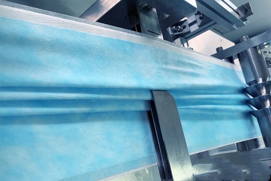 為了購置口罩的“核心原料”——熔噴布，806所精細公司發動全體職工四處奔忙尋找貨源，不僅買到了急需的原料，還為隨后持續生產做好了儲備。