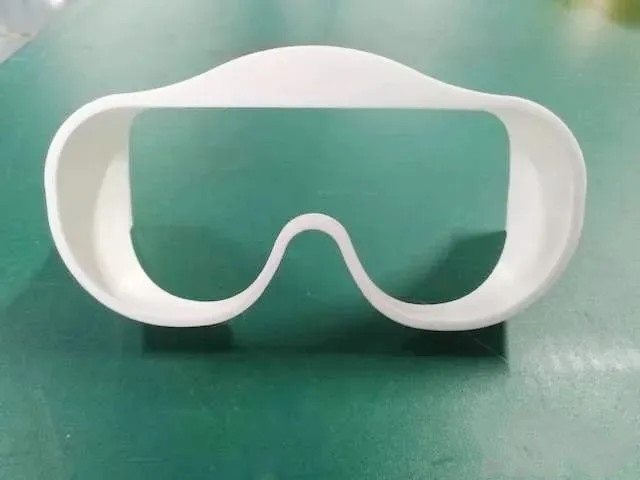 早在全國抗疫之初，航天科技集團所屬企業就迅速行動起來，發揮航天技術優勢，“跨界”生產抗疫物資。航天科技集團五院529廠所屬星馳恒動公司多年來將制造衛星、飛船、探測器的3D打印等先進制造技術轉化民用，造福經濟社會。今年2月，該公司發揮3D打印技術優勢，主動與相關合作單位對接，迅速大批量生產醫用護目鏡鏡框。該公司研制的民用桌面3D打印設備具有可個性化定制、快速成型等優勢。