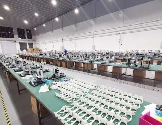 529廠星馳恒動公司利用工業互聯網協同創新平臺，將線下各基地設備、耗材等資源整合到線上。結合3D打印智能工廠的地理位置、設備狀態、物料庫存、人員配置等信息，進行高級計劃排產，實現生產任務與生產資源優化整合。管理人員可遠程實時監控數據、跟蹤設備、預測故障，實現設備網絡化與智能化管控，一大批護目鏡框迅速生產出來。交付組裝、送往抗疫一線。圖為3D打印設備群。