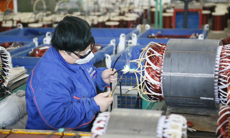 為保證泰國永星鋼鐵有限公司電機按期交付，哈電集團佳電股份小型車間員工科學防控疫情，積極組織復工復產，并緊急調配生產人員加班加點進行搶制，確保了該項目電機的按期產成。