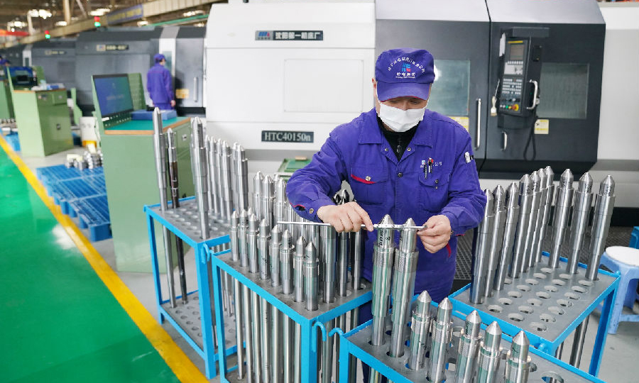 擰緊防疫安全閥，吹響復工沖鋒號。哈電集團閥門公司積極落實集團公司黨委的安排部署，一手抓疫情防控，一手抓復工復產，積極做好重點項目和緊急任務生產組織工作。