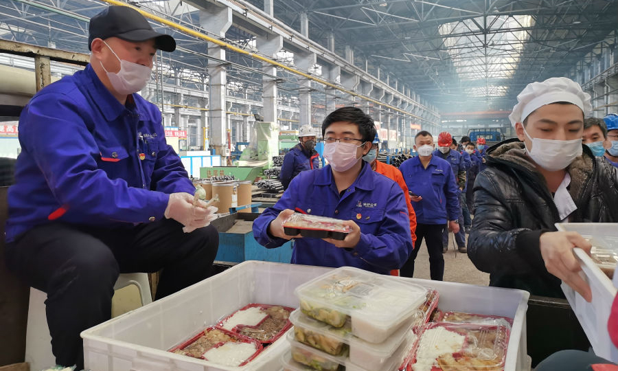 疫情防控人人有責，復工復產實業爭先。哈電集團實業公司積極復工復產，全力做好后勤服務保障工作，各餐飲單位制作安全放心的餐食，并主動送餐到生產一線，為科學統籌集團公司及相關所屬企業員工就餐提供了保障。