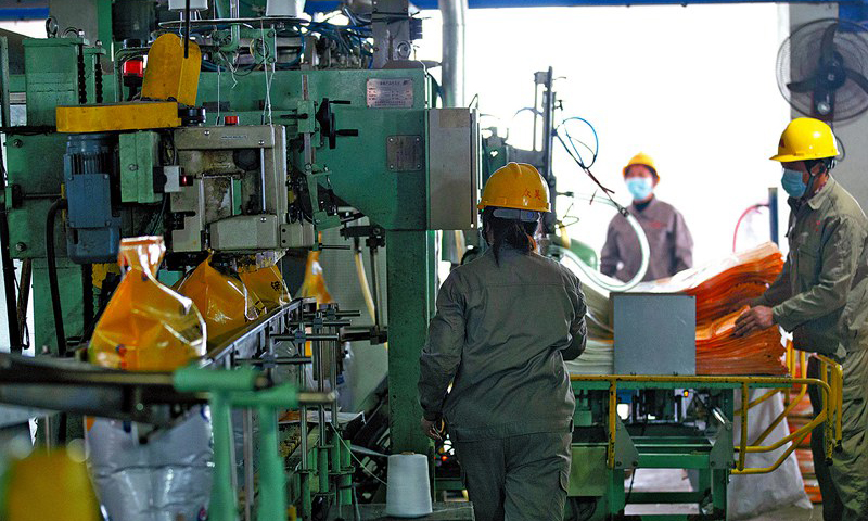 今年1月底開始，受新冠肺炎疫情影響，多地封城鎖路，原料輔料進不來，產品運不走，大峪口公司的安全生產受到前所未有的挑戰。成品包裝人手不足。2月6日開始，磷肥生產部黨支部12名黨員自發當臨時包裝工，堅守近20天，共包裝磷復肥5600噸。大峪口公司積極協調各方資源，通過鐵路平均每天發運25車化肥，日均發運量達1500噸。圖為一袋袋質量合格的復合肥“走”下生產線。