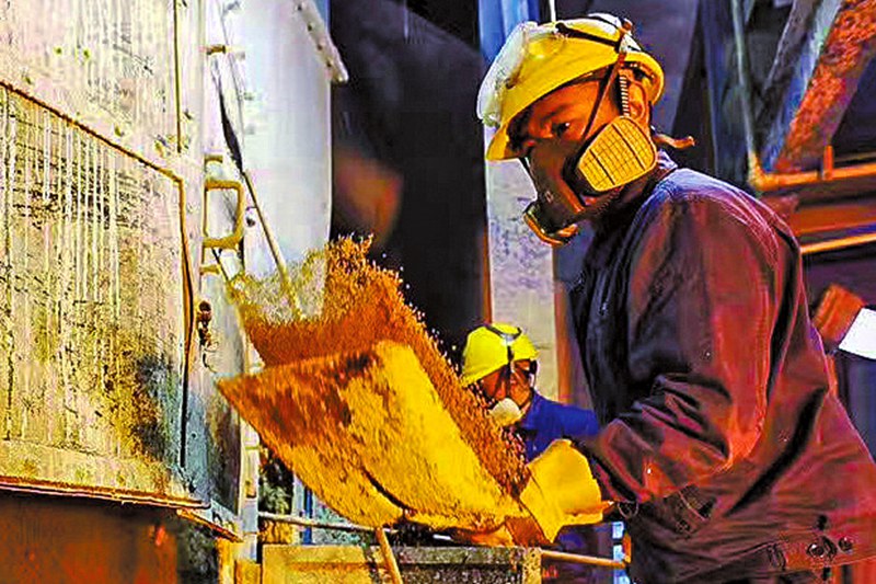 休息地點不夠，睡庫房。沒有床，直接睡桌子。更有甚者，拿著扳手、打著手電筒直接開始巡檢設備。昏黃的燈光照在他們身上，將他們的背影拉得很長。春耕旺季，公司復工復產，疫情防控仍然不放松，“每天我們都要仔細核對入廠人員名單，體溫監測正常后才能進入。”保衛班班長說。圖為造粒工遵照工藝要求生產化肥顆粒。