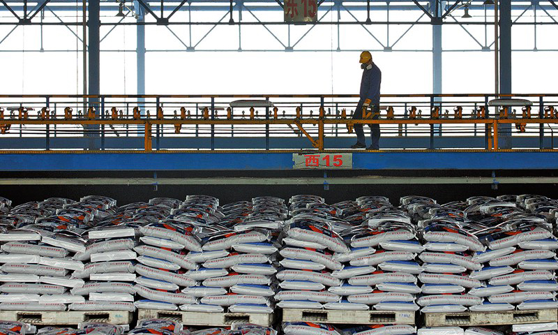 圖為理貨員結合訂單盤點庫存，大家合力為春耕生產提供物質保障。