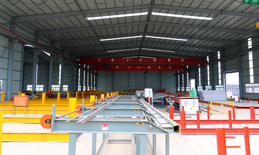 在建設初期，漢壽制梁場項目部建立了信息化智慧管理、遠程視頻指揮、數字化加工生產、機械化運輸作業的制梁生產線，實現了自動化加工生產，管理人員較以往減少了30%，作業層人員更是減少了50%以上，走出了一條人少技術精的集約化生產新路子。圖為漢壽制梁場內按照統籌協調、分區加工的模式建立標準化生產車間，并在各施工區域配置了自動化加工設備，形成了制梁流水線作業格局。（丁明明 攝）