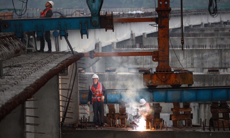 圖為4月8日，中鐵四局施工人員在都安高速巖坡哨特大橋上施工。（新華社記者 劉續 攝）