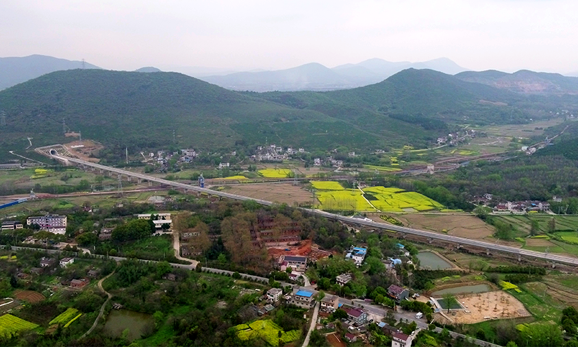 此次啟動聯調聯試的合湖段全長311公里，預計今年6月底具備開通運營條件，屆時可與早前開通的商合段及寧杭高鐵連通，實現商合杭高鐵全線貫通運營。圖為商合杭鐵路廟前特大橋。（孔令斌 攝）