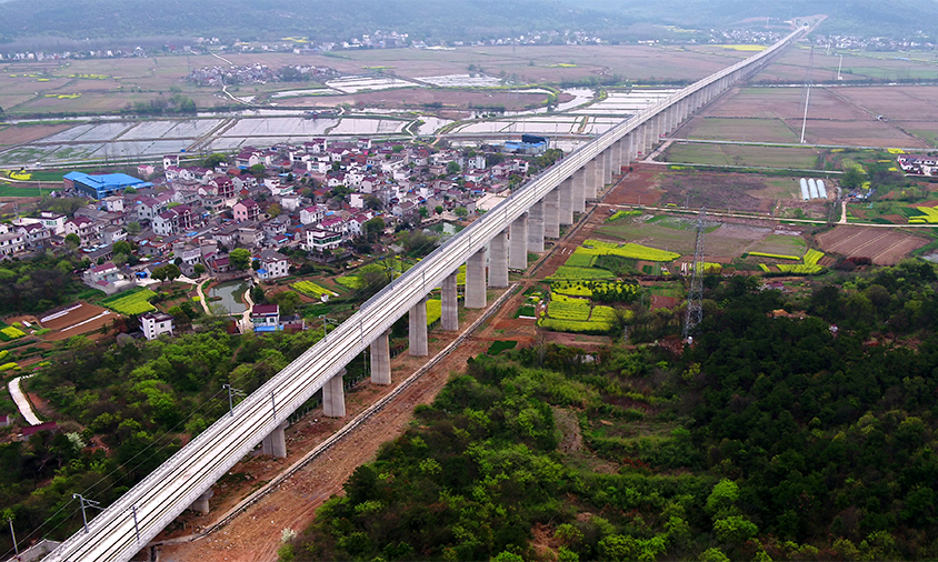 作為國家“八縱八橫”路網規劃和京九高鐵的重要組成部分，該高鐵通車運營后，將實現河南、安徽、浙江三個省份交通動脈的“無縫對接”，完善快速客運網絡，實現客貨分流運輸，并將與長江三角城際鐵路網形成互聯互通。圖為商合杭鐵路漕河特大橋。（孔令斌 攝）