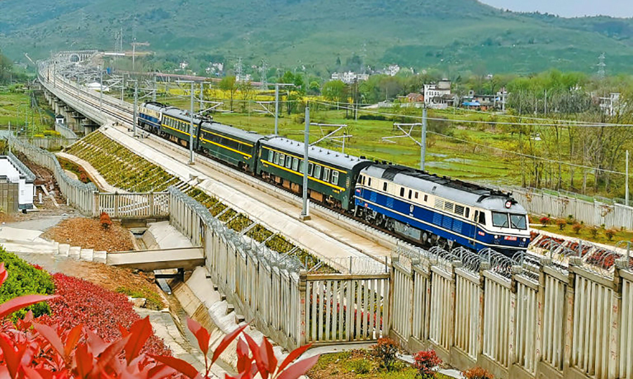 4月1日，“華東第二通道”——商合杭高鐵合肥至湖州段聯調聯試正式啟動。商合杭高鐵正線全長794.55公里，設計時速350公里，是安徽省境內一次性建設里程最長、標準最高的高速鐵路。圖為檢測列車駛過中國鐵建大橋局承建的廟前特大橋。（孔令斌 攝）