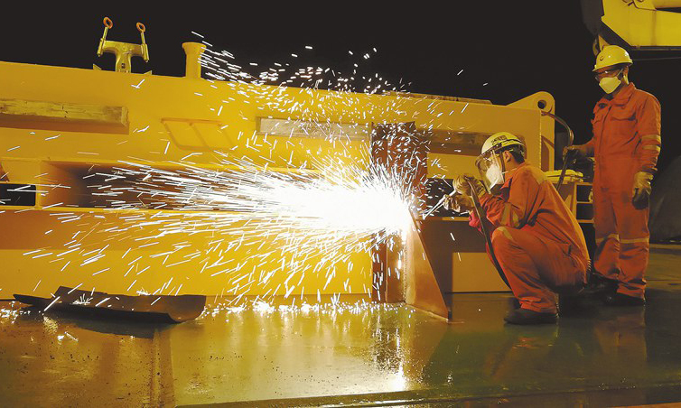 “海洋石油287”深水工程船上，水下設施安裝作業晝夜不停。當前，流花16-2項目總體進度已超過80%，一線海油人仍在全力以赴，共迎今秋“花”開南海。