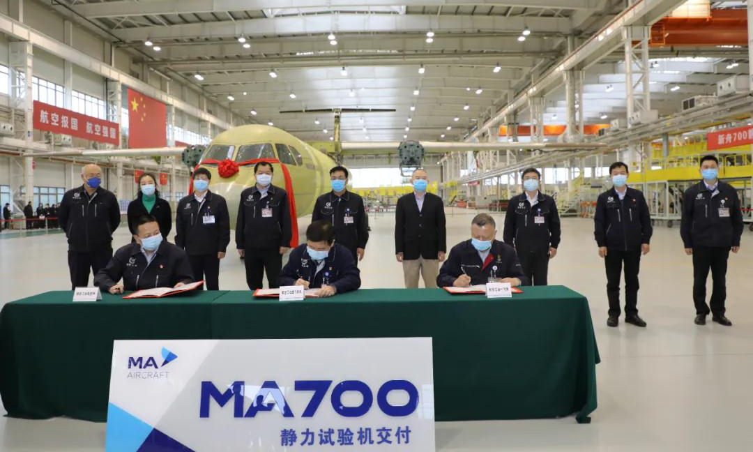 3月27日，“新舟”700靜力試驗機在西安閻良順利實現交付。靜力試驗機的交付是“新舟”700項目研制的重要節點之一，也是2020年以來，項目團隊執行防疫、復產“雙線作戰”實現的第一個年度重要目標，此次交付為后續試驗項目的全面開展奠定了基礎。圖為航空工業西飛民機、一飛院、強度所共同簽署交接證書。