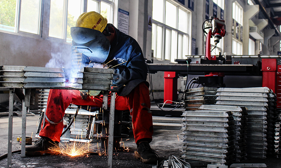 該基地多方籌措生產所需人員物資，投入復工生產。為保障重點工程物資，他們采取對工期緊的工程優先下單、優先供應、優先承運、優先裝車、優先生產的“五優先”措施。經過工人加班加點奮戰，生產基地提前1周完成西安地鐵5號線等工程的消防水管支架生產任務，目前正積極為常州地鐵2號線及濟南地鐵等工程所需的風管、水管支架、法蘭進行備料、焊接。圖為法蘭人工焊接現場。