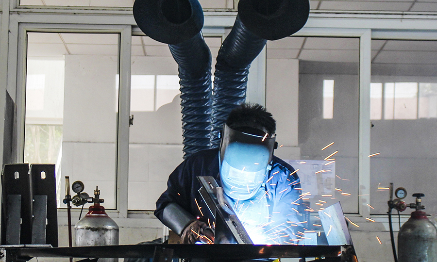 圖為工人正在進行地鐵支架焊接。