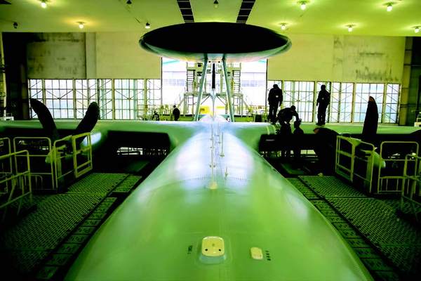 圖為涂裝中的的空警500預警機。