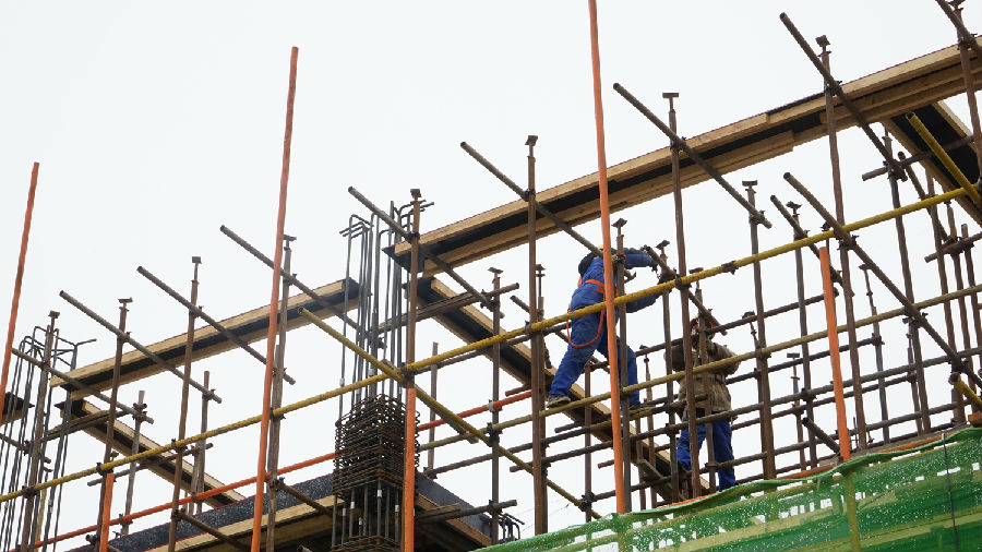 圖為山西電建的建設者正在施工，努力確保項目年內并網發電。