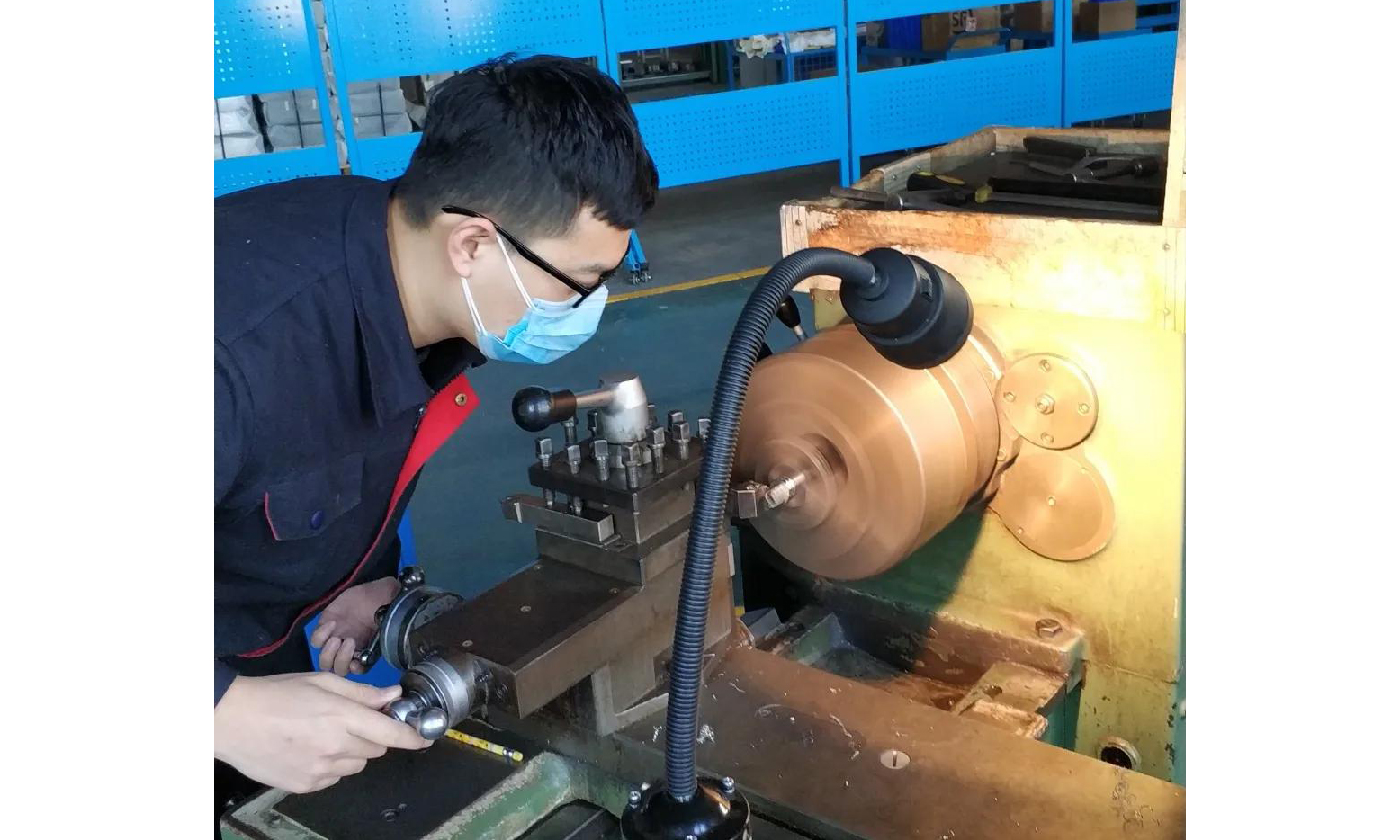 在強光的照射下，二〇八所制造中心機加組員工王書潤正在修配重點科研項目產品的零部件。