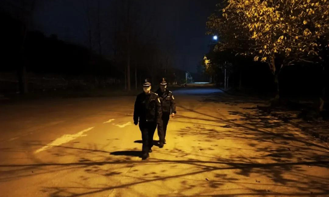 深夜里，長安工業安保人員正在夜間巡邏，每一個小我都在為企業發展點亮一盞燈，他們是企業的守護人。