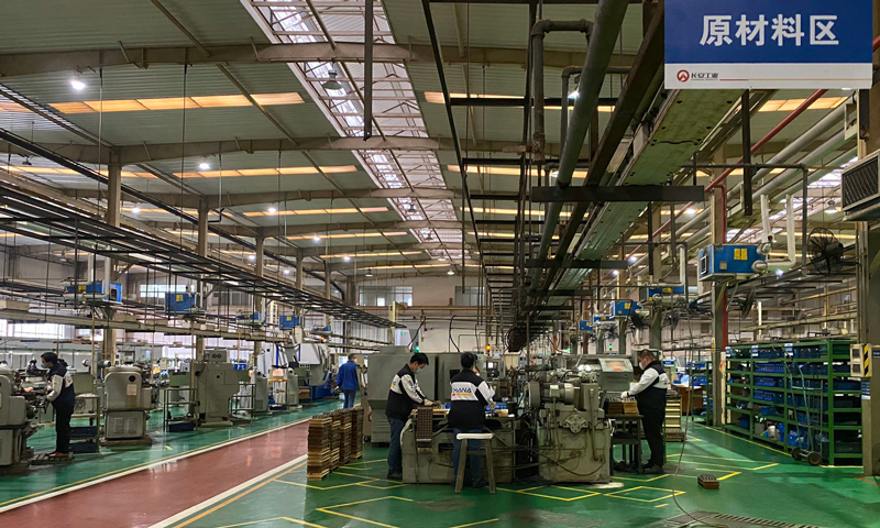 長安工業精密裝備制造廠打破生產常規路徑，及時調整工廠主生產計劃，開足馬力恢復生產。工作人員日夜奮戰，沒有二三班生產的班組采取延時加班、每周6天工作制等措施。工廠持續開展質量攻關、工藝優化，提高當班產能和勞動效率。