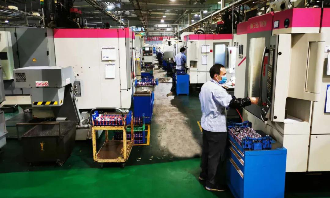 近日，建設工業圍繞14個項目存在的卡脖子問題進行了全面梳理，分別與重點項目負責人簽訂目標責任書，進一步加大對新品研發的激勵力度。公司還抽調20余名精英骨干人員補充到新品研發團隊中。同步抓好各分系統和配套器材的組織，以確保100多種配套件按時、保質到位。